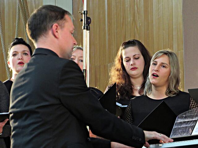 Christian Wohlert und Chor-Sängerinnen | Foto: Brigitte Melder