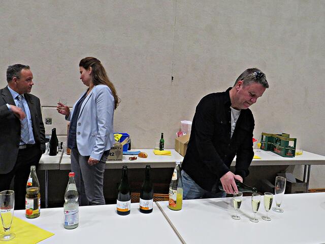 Half beim Ausschank: Heiko | Foto: Brigitte Melder