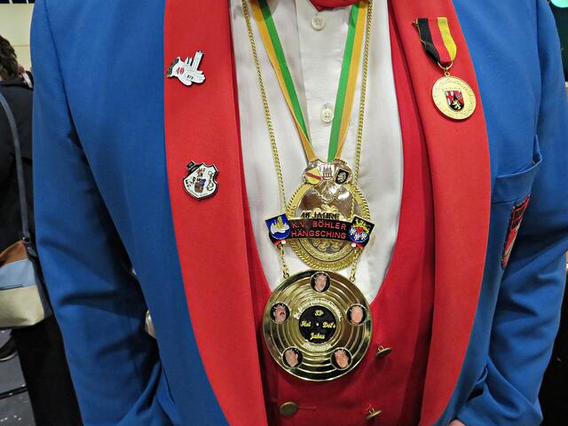 Ully Zahn mit Orden und Verdienstmedaille des Landes Rheinland-Pfalz  | Foto: Brigitte Melder