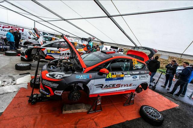 Der Ford Fiesta Rally4 von Raffael Sulzinger und Lisa Kiefer beim Service