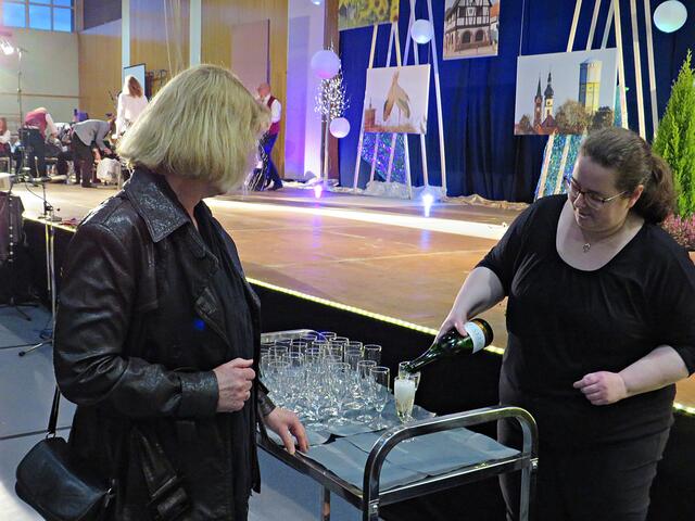 Tolle Idee mit dem Servierwagen, so wird die Warteschlange entzerrt | Foto: Brigitte Melder