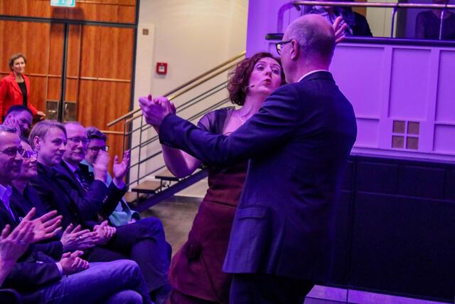 Auf ein Tänzchen mit dem OB: Opernsängerin Nelly Palmer suchte bei ihrem Auftritt den Kontakt zum Publikum | Foto: Stadt Landau