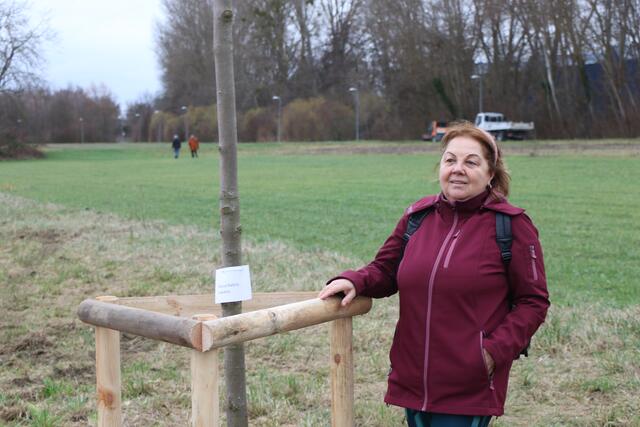 Rozsa Babity-Lakatos ist stolz auf ihrem Baum | Foto: Heike Schwitalla