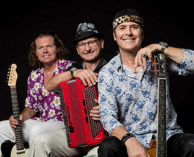 Marcel Adam (rechts) und sein Trio „Fine èquipe“ mit Christian Conrad an Gitarre, Bass und Mandoline und dem italienischen Akkordeonisten und Saxophonisten Christian di Fantauzzi. | Foto: ps