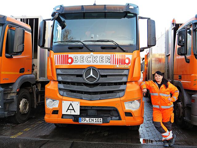Große Fahrzeuge sind das mit relativ kleiner Fahrerin | Foto: Brigitte Melder