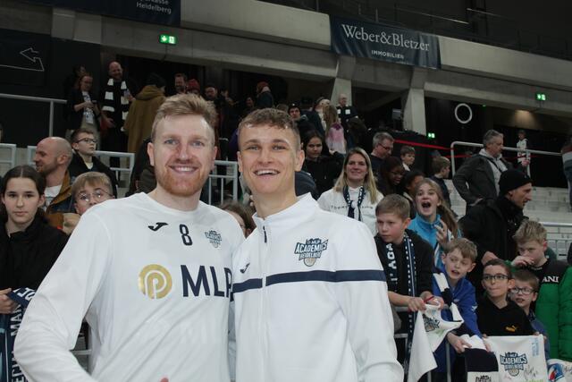 Max Ugrai (links) und Niklas Würzner freuen sich über den fünften Saisonsieg (Foto Michael Sonnick)