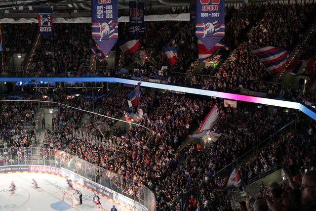 Gegen die Kölner Haie waren 12.666 Zuschauer in der SAP Arena (Foto Michael Sonnick)