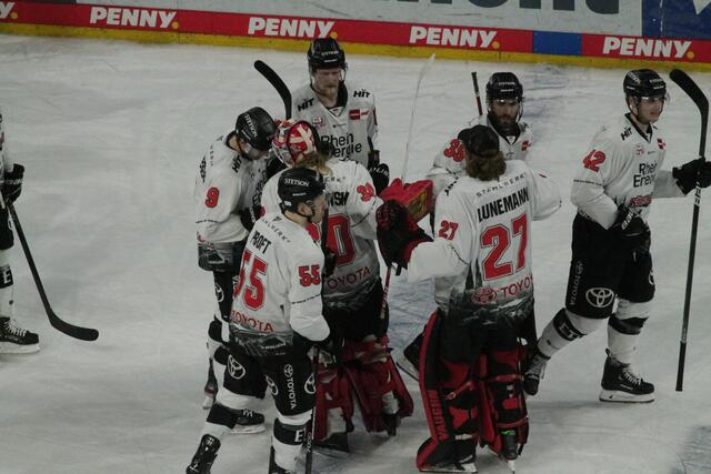 Die Kölner Haie jubeln nach dem 2:1-Auswärtssieg (Foto Michael Sonnick)