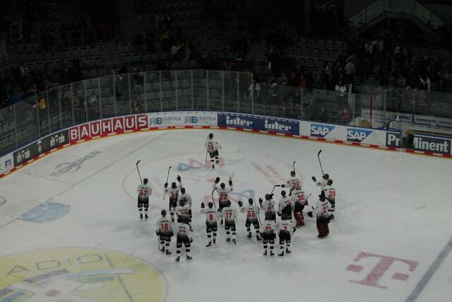 Die Kölner Haie bedanken sich bei ihren Fans (Foto Michael Sonnick)