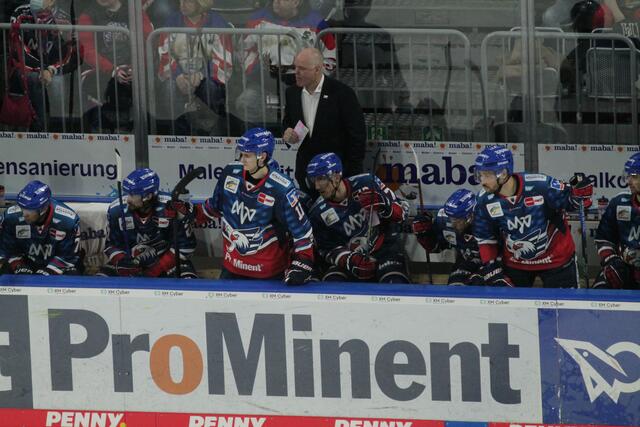 Die Bank von den Adler Mannheim mit Cheftrainer Bill Stewart (Foto Michael Sonnick)