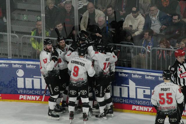 Die Kölner Haie jubeln nach dem 2:1-Auswärtssieg (Foto Michael Sonnick)