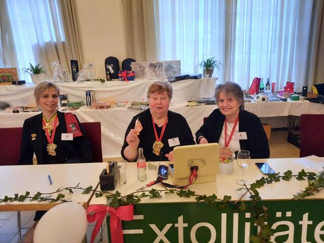 Die Ex-Tollitäten rührten kräftig die Werbetrommel bei der Tomballa für die WEFA-Sitzung am 15. Januar in der Fruchthalle | Foto: Anita Anspach-Olfers