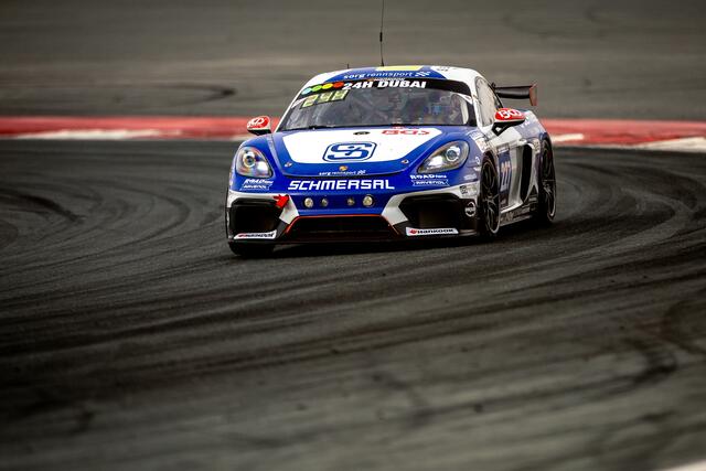 Der Porsche Cayman mit Hauptsponsor SCHMERSAL GmbH &amp; Co. KG aus Wuppertal