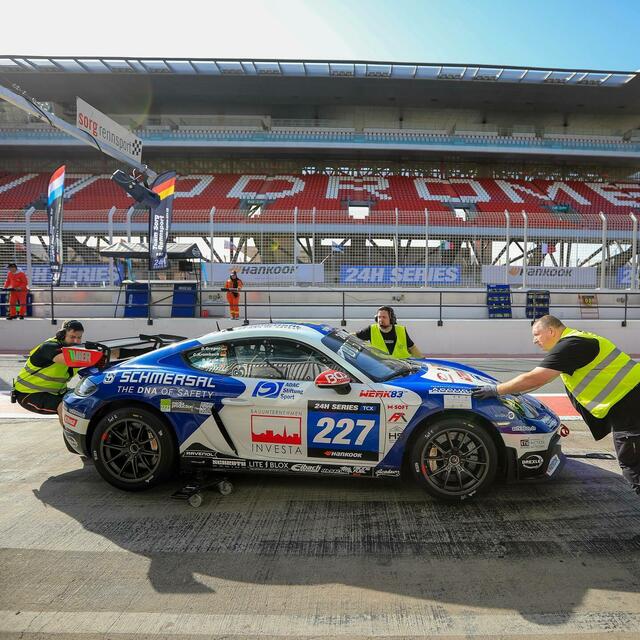 Der Porsche beim Boxenstopp