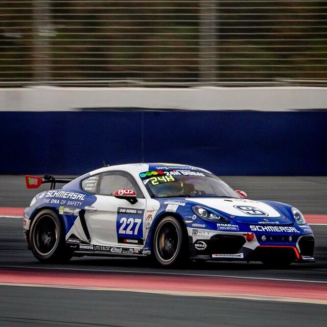 Der Porsche Cayman mit der Startnummer 227 vom Team Sorg Rennsport