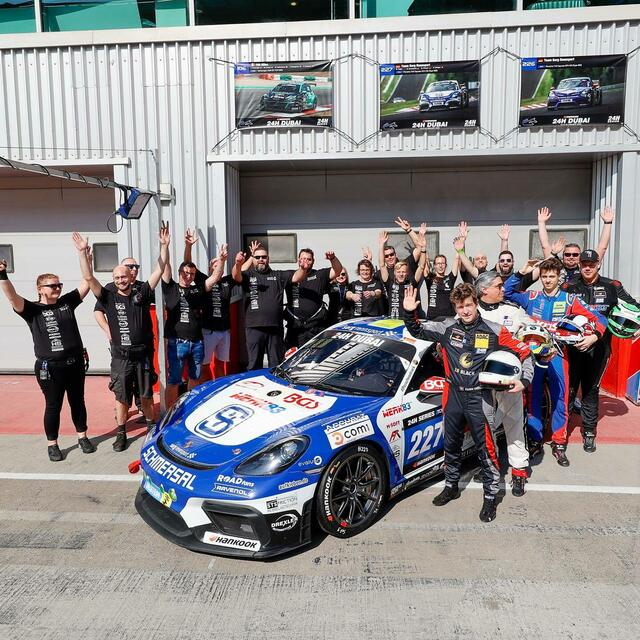 Das Team Sorg Rennsport jubelt über den Klassensieg in Dubai