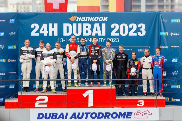 Das Podium von der TCE-Klasse beim 24-Stunden-Rennen in Dubai, ganz rechts ist Daniel Gregor