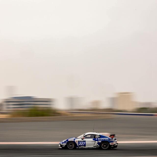 Der Porsche Cayman mit der Startnummer 227 vom Team Sorg Rennsport