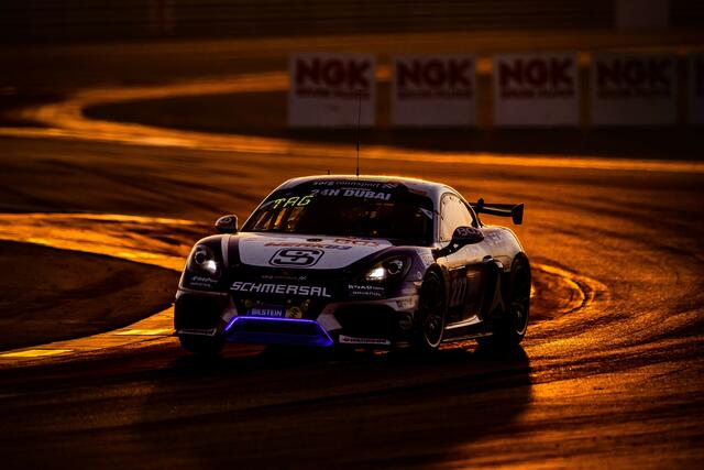 Der Porsche beim Abendrot in Dubai
