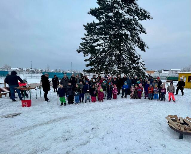 Zur traditionellen Fackelwanderung von Fit &amp; Ball trafen sich circa 80 Personen beim TC Limburgerhof (Foto Annette Egartner)