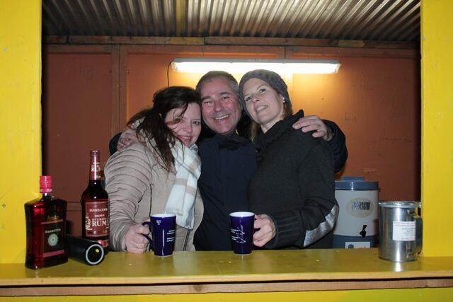 Das "Glühweinteam" mit Stefan Naumer in der Mitte vom TC Limburgerhof (Foto Michael Sonnick)