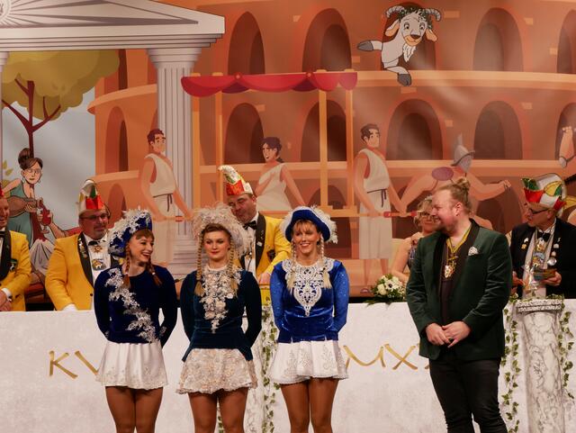Tanzmariechen Rike Schaumlöffel, Vanessa Hohmann, Yasmina Emanuel mit ihrem Trainer Markus Marschall | Foto: M. Dauenhauer