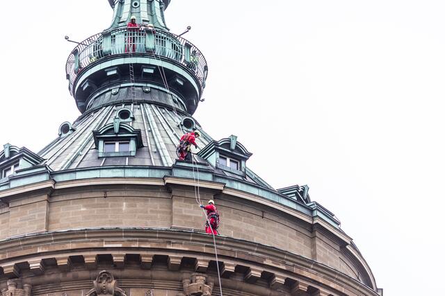 Die Höhenretter der Mannheimer Feuerwehr verfügen über Seile von 60, 120 und 200 Meter Länge.  | Foto: Christian Gaier