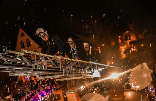 Unter Mithilfe der Feuerwehr und deren Leiter wurde das Rathaus sehenswert  eingenommen | Foto: Britta Ottinger