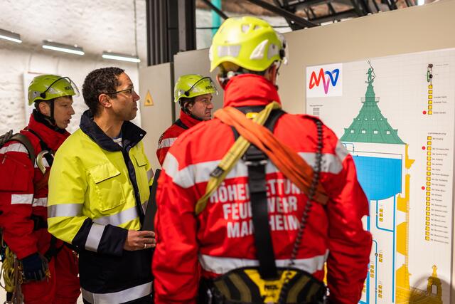 Vorbesprechung im Inneren des Wasserturms. | Foto: Christian Gaier