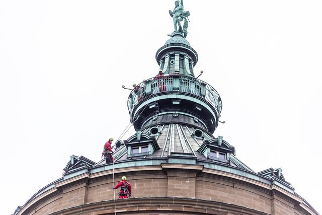 Die Höhenretter der Mannheimer Feuerwehr verfügen über Seile von 60, 120 und 200 Meter Länge.  | Foto: Christian Gaier