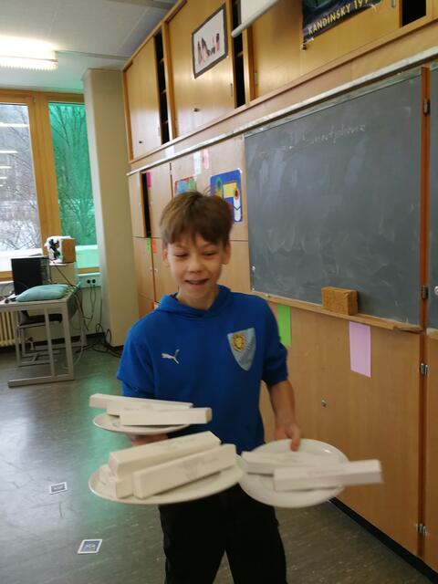 Tellertragen auf einem Parcours | Foto: Realschule plus Annweiler