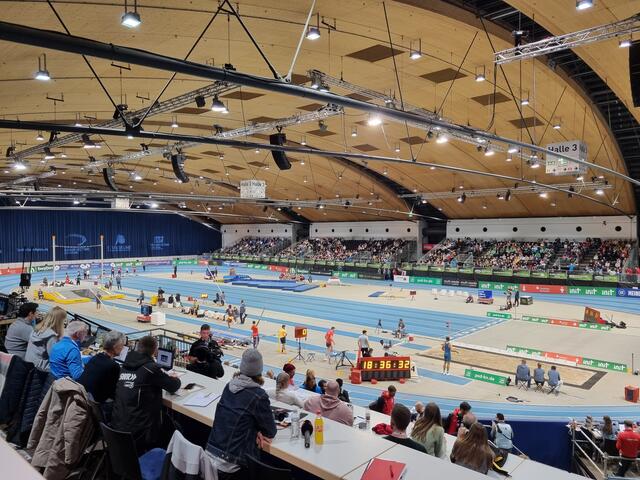 Die Halle in der Messe Karlsruhe ist schon fast gefüllt - gespannte Stimmung auf die vielen Top-Leichtathleten | Foto: www.jowapress.de