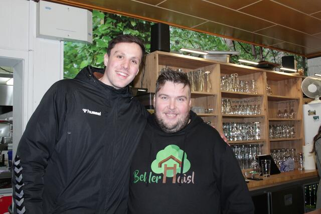 Alex Hasert (rechts) vom Behler Haisl mit Eulen-Spieler Jannek Klein (Foto Michael Sonnick)