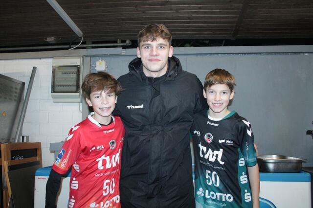 Eulen-Linksaußen Lion Zacharias mit zwei Fans von ihm mit seiner Trikotnummer 50 (Foto Michael Sonnick)