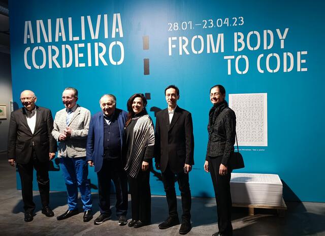 Gruppenfoto mit der Künstlerin Analivia Cordeiro (3. v.r.) und ZKM-Leiter Peter Weibel (4.v.r.) | Foto: Heike Schwitalla