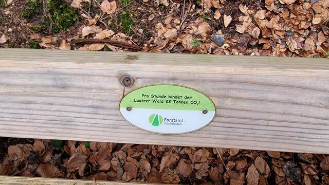 Nützliche Info auf einer der Ruhebänke | Foto: Ralf Vester