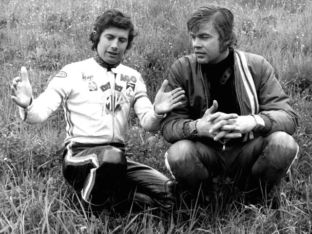 Dieter Braun (rechts) im Gespräch mit Rekordweltmeister Giacomo Agostini aus Italien (Foto Archiv Dieter Braun)

