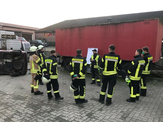 Ausbildung am Brandcontainer | Foto:  Foto: Feuerwehr der VG Edenkoben