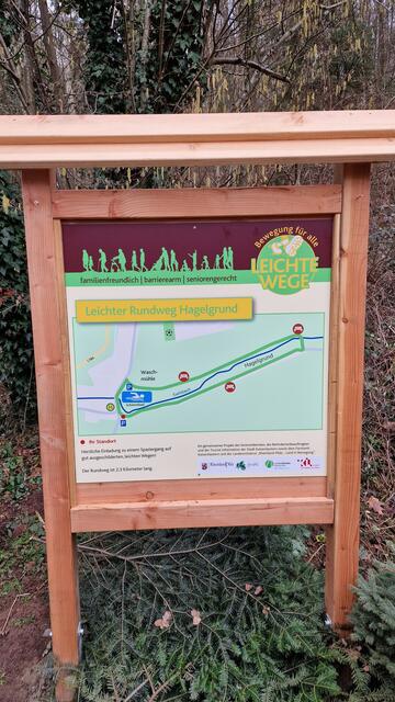 Eine schöne und informative Tafel weist wie bei den anderen "Leichten Wegen" auch im Hagelgrund den Weg | Foto: Ralf Vester