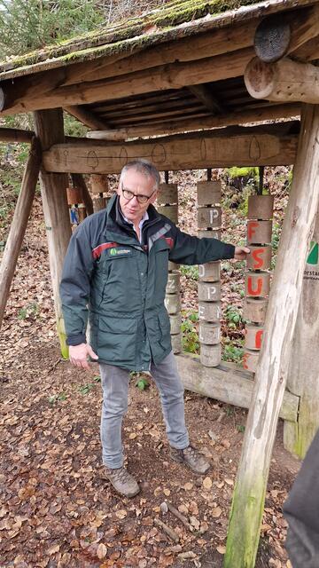 Revierförster Klaus Platz erklärt im Rahmen des Einweihungsspaziergangs immer wieder Wissenswerte Dinge über den Wald und dessen Zustand | Foto: Ralf Vester