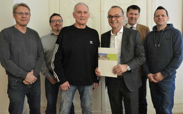 (von links nach rechts): Personalratsvorsitzender Clemens Puderer, Fachbereichsleiter Eric Christ, Dieter Gaßmann, Landrat Dr. Fritz Brechtel, Personalchef Ralph Lehr und Dezernent Michael Gauly | Foto: KV GER/mda