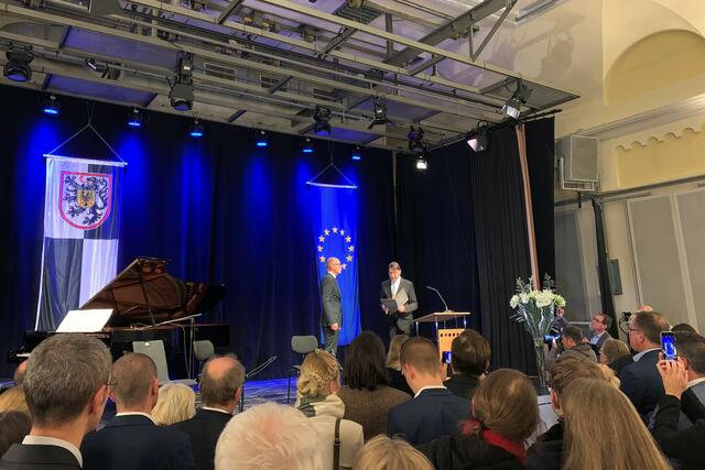 Zum Wechsel an der Landauer Stadtspitze hatten Oberbürgermeister Dominik Geißler (links) und sein Vorgänger Thomas Hirsch um Spenden für den Kinderschutzbund und das Hospiz gebeten | Foto: Stadt Landau