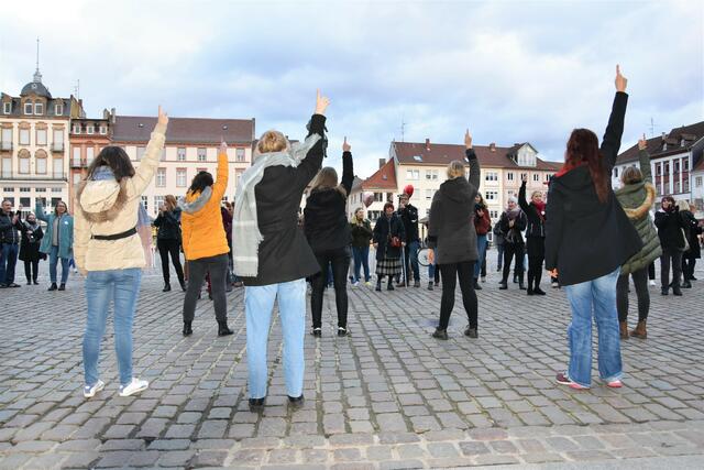 Die Gleichstellungsbeauftragten von Stadt und Kreis laden zum One Billion Rising-Tanz-Flashmob auf dem Landauer Rathausplatz ein | Foto: Stadt Landau