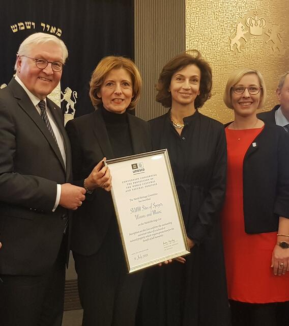 Bundespräsident Frank-Walter Steinmeier, Ministerpräsidentin Malu Dreyer, Unesco-Generaldirektorin Audrey Azoulay und Speyers OB Stefanie Seiler bei der Übergabe der Urkunde | Foto: Michael Wagner