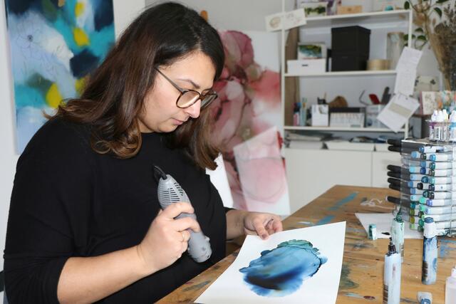 Sara Braun ist eine von 12 deutschen Alkoholtinte-Maler.innen - mit einem Fön erzeugt die Künstlerin feine Muster | Foto: Heike Schwitalla