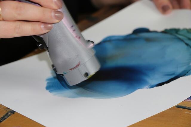 Sara Braun ist eine von 12 deutschen Alkoholtinte-Maler.innen - mit einem Föhn erzeugt die Künstlerin feine Strukturen und Muster in der Tinte | Foto: Heike Schwitalla