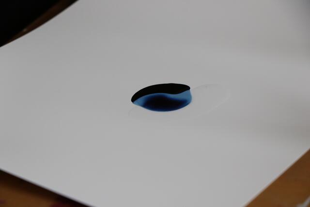 Tinte und Alkohol reagieren | Foto: Heike Schwitalla