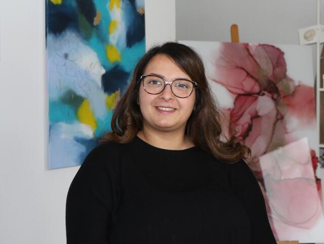 Sara Braun ist eine von 12 deutschen Alkoholtinte-Maler.innen | Foto: Heike Schwitalla