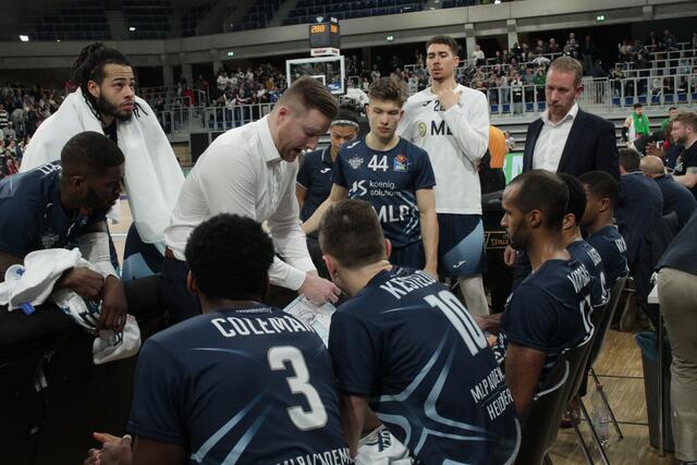 Der Headcoach von den MLP Academics Heidelberg Joonas Iisalo gibt Anweisungen (Foto Michael Sonnick)