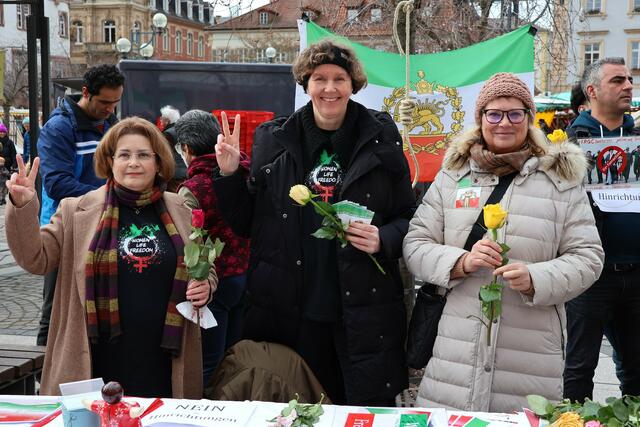Frau, Leben: Freiheit: Zohre Ostovari, Michaela Edin und Gleichstellungsbeauftragte Evi Julier (v.l.n.r.) bei der Solidaritätsaktion für die Demonstrierenden in Iran auf dem Landauer Rathausplatz | Foto: Stadt Landau